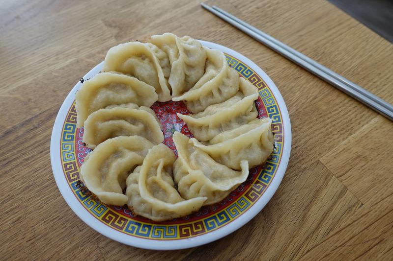 Raviolis chinois à la vapeur à la crevette, cuits.