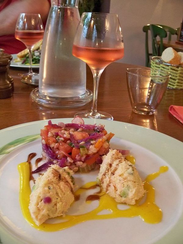 Photo de rillettes de saumon accompagné de son confit de légumes et de vin 
