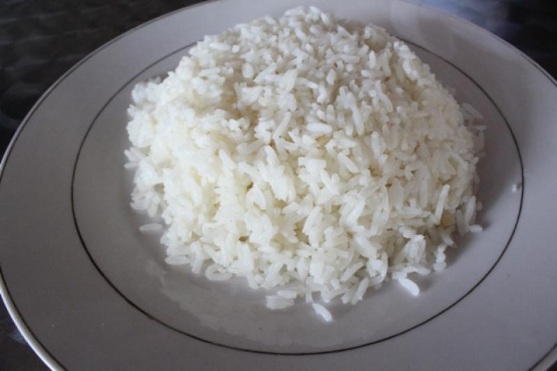 Riz blanc étuvé, cuit, non salé.