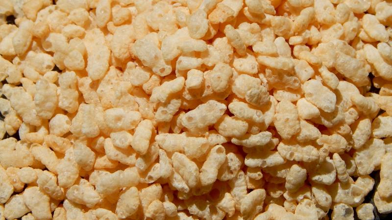 Photo de riz soufflé nature, enrichi en vitamines et minéraux.