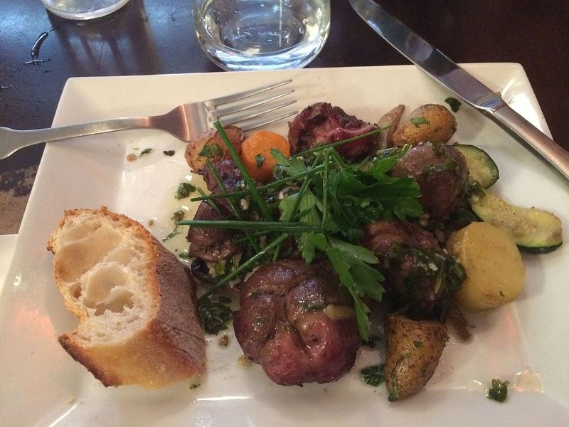 Photo d'une assiette de rognons de veau, braisé ou poêlée.