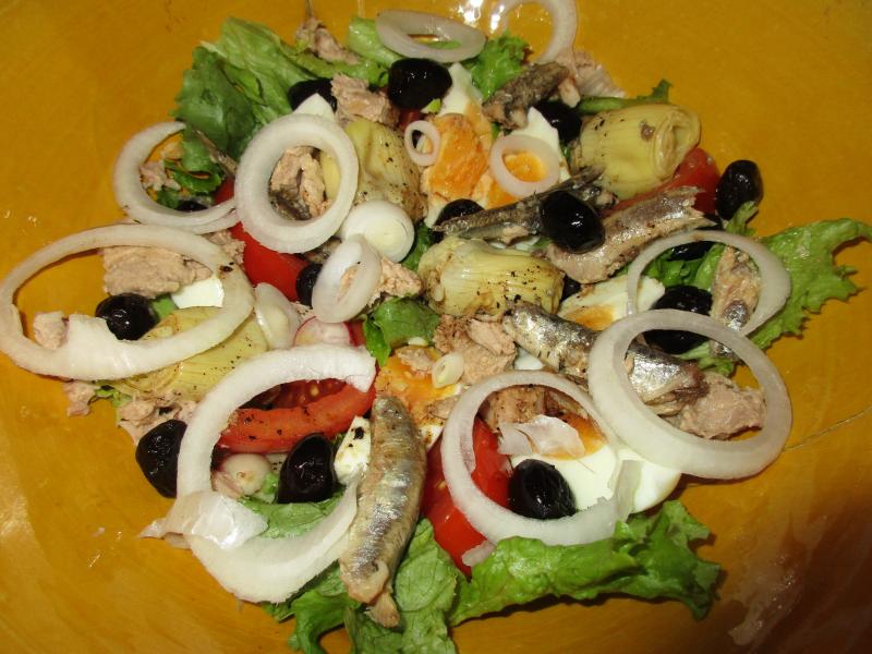 Salade composée avec viande ou poisson, appertisée, égouttée.