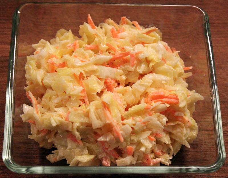 Photo de salade de chou ou Coleslaw, avec sauce, préemballée.