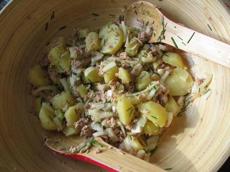 Salade de pommes de terre maison.