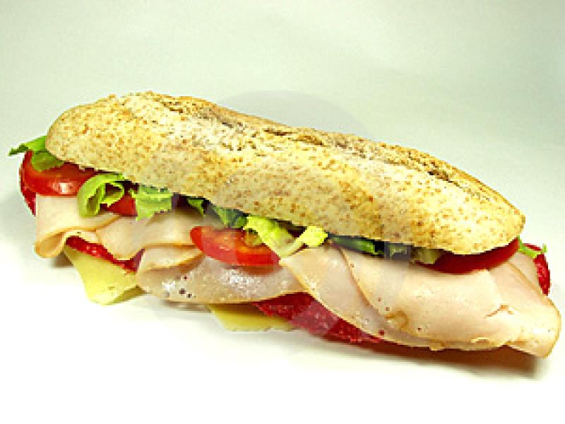 Sandwich baguette, crudités diverses, mayonnaise.