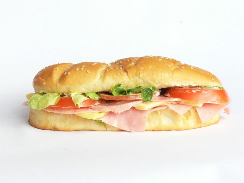 Photo de sandwich baguette, jambon, emmental, beurre