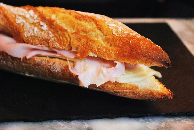Sandwich baguette, jambon emmental.