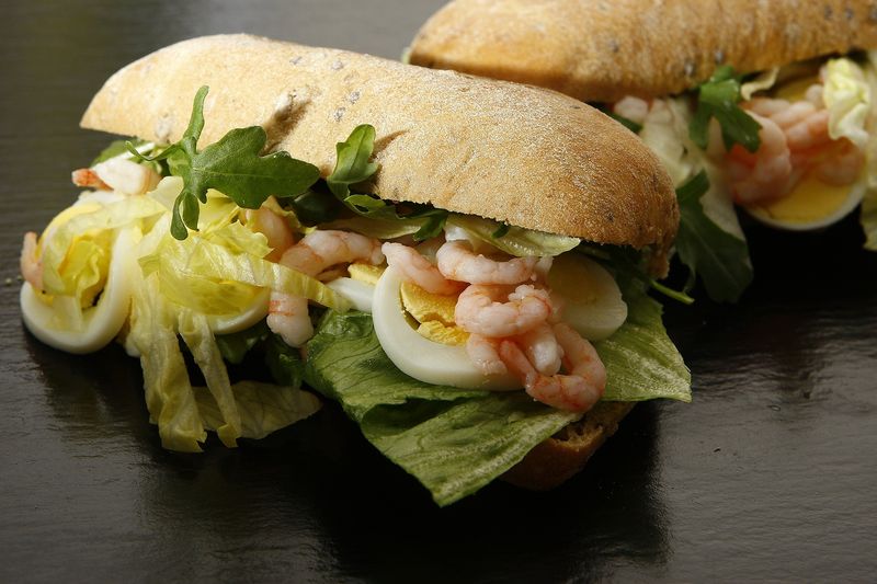 Icône de sandwich baguette, oeuf, crudités (tomate, salade), mayonnaise