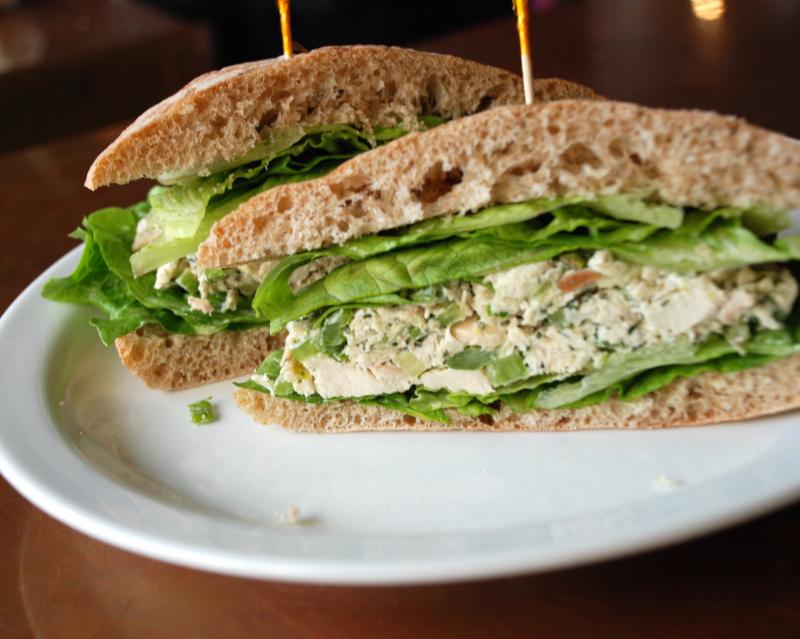 Photo de sandwich baguette, poulet, crudités (tomate, salade), mayonnaise.
