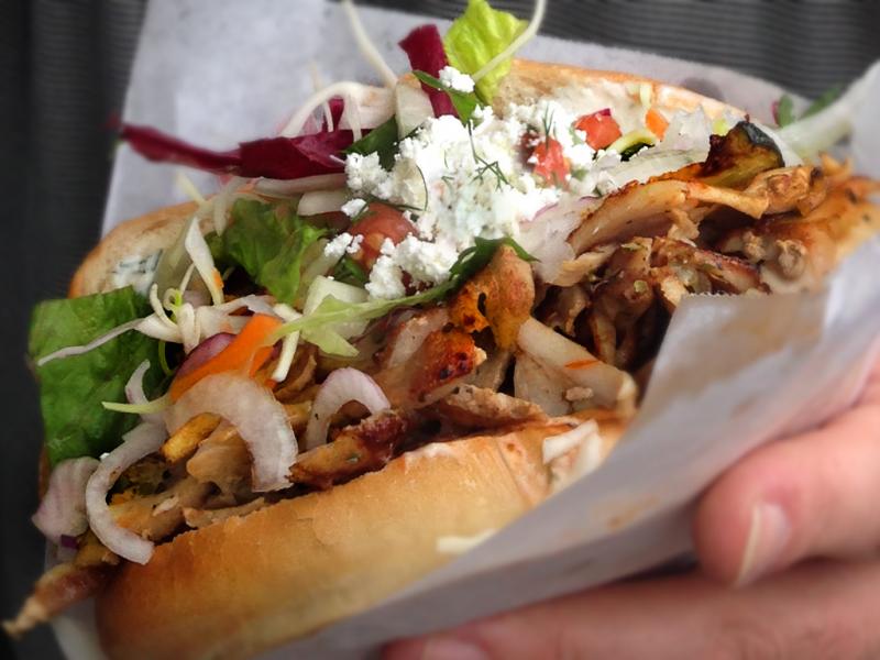 Photo d'un sandwich grec ou Kebab, baguette, avec crudités.