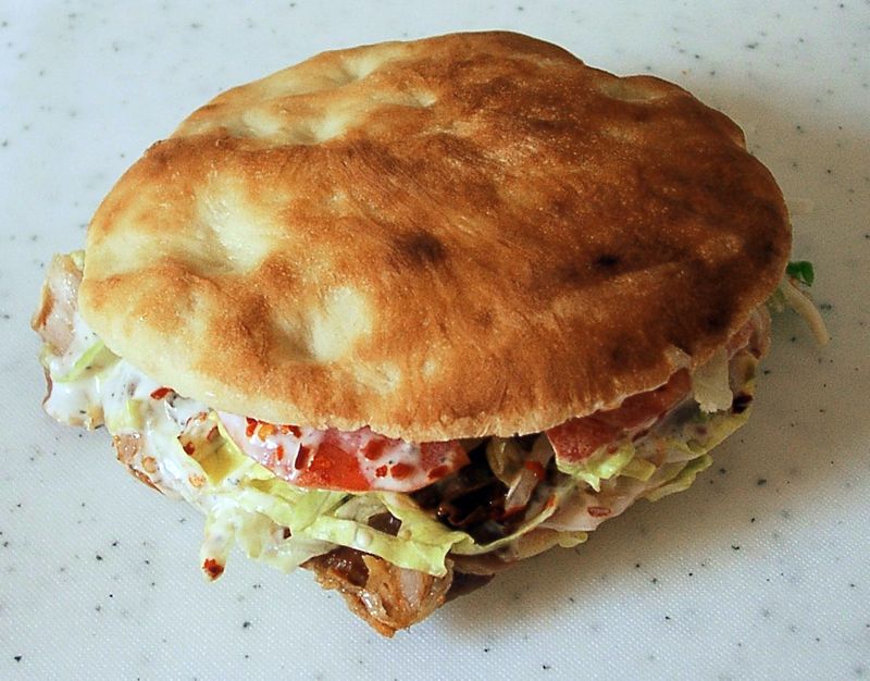Photo de sandwich grec ou Kebab, pita, avec crudités