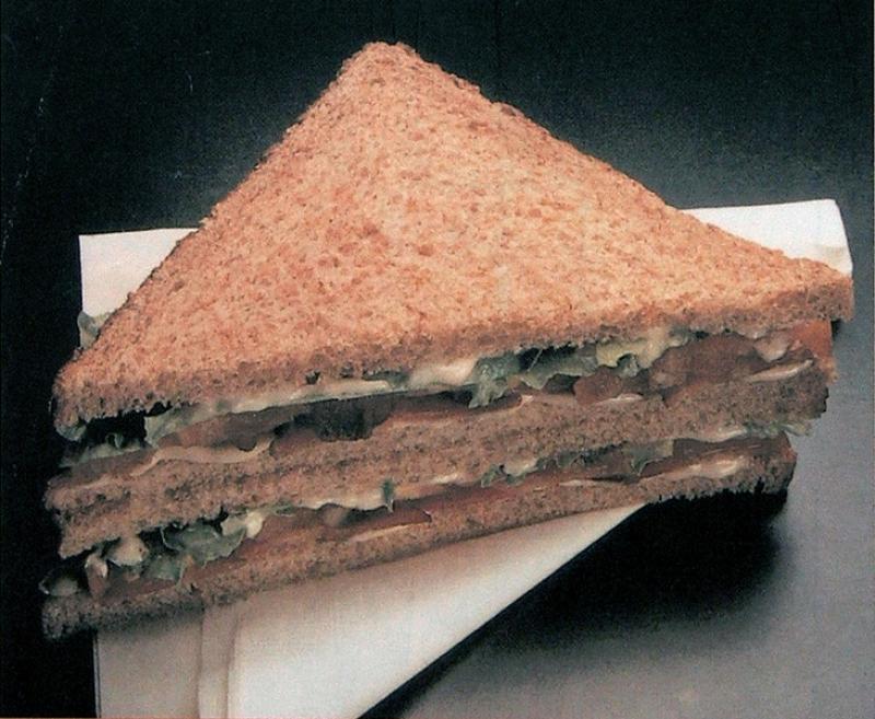 Sandwich pain de mie complet, jambon, fromage.