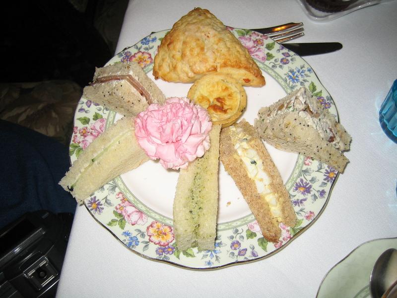Assiette de divers sandwiches, dont un au pain de mie complet, poulet, crudités, mayonnaise.