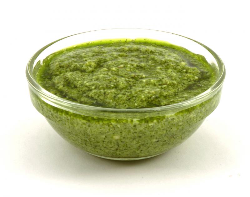 Photo d'un bol de sauce pesto.