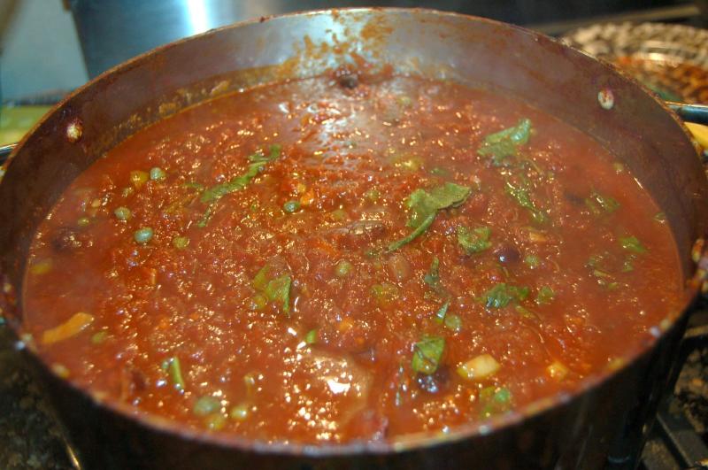 Photo d'un plat de sauce tomate aux olives, préemballée.