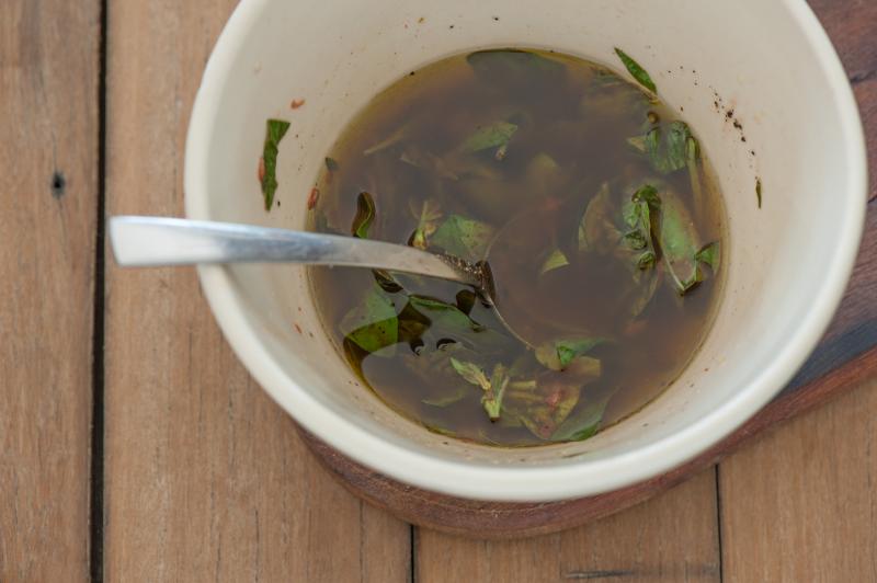 Photo d'une coupelle de sauce vinaigrette (50 à 75% d'huile), préemballée.