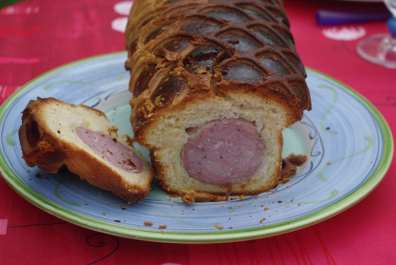 Photo d'un saucisson brioché, cuit.