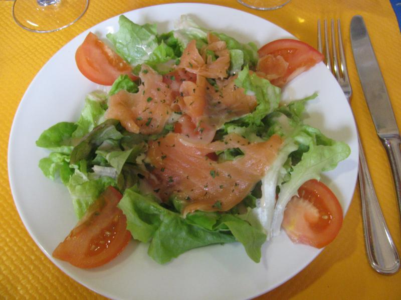 Photo d'une assiette de saumon, appertisé, égoutté. 