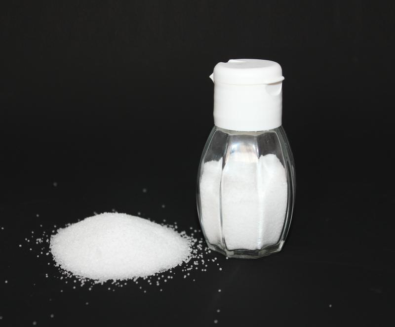 Photo de sel blanc alimentaire, iodé, fluoré à 25 mg /100g (marin, ignigène ou gemme), et d'une salière.