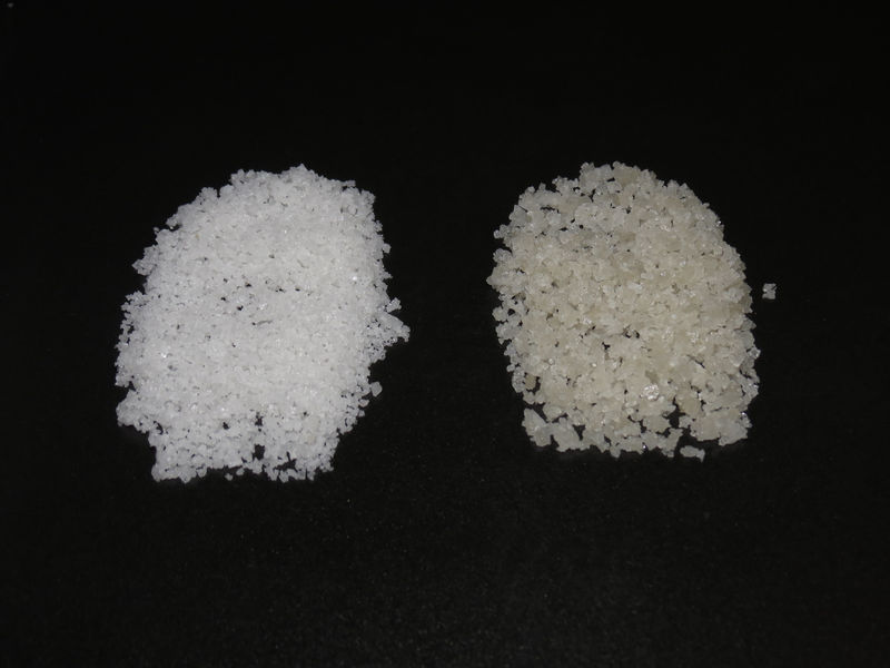 Photo de comparaison du sel blanc à gauche et du sel gris à droite.