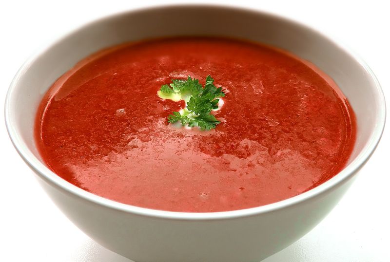 Photo d'un bol de soupe à la tomate, préemballée à réchauffer ou déshydratée reconstituée.
