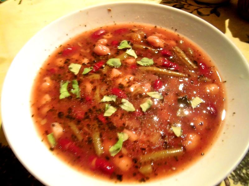 Photo d'une assiette de soupe au pistou, préemballée à réchauffer ou déshydratée reconstituée.