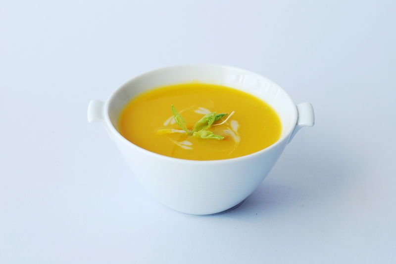 Photo de soupe de légumes, préemballée à réchauffer.