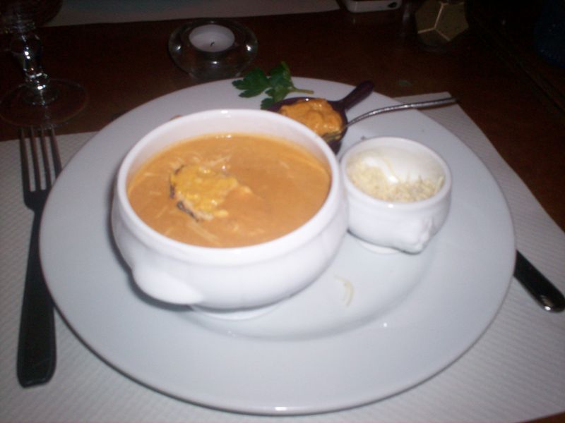 Photo d'une assiette de soupe de poissons et/ou crustacés, préemballée à réchauffer.