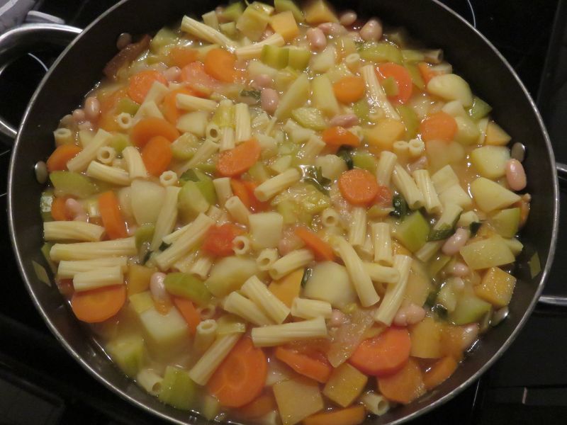 Photo d'une casserole de soupe minestrone, préemballée à réchauffer ou déshydratée reconstituée.