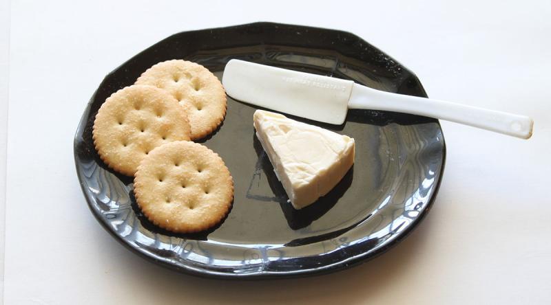 Spécialité fromagère non affinée environ 20% MG, type fromage en barquette à tartiner ou coque fromagère.