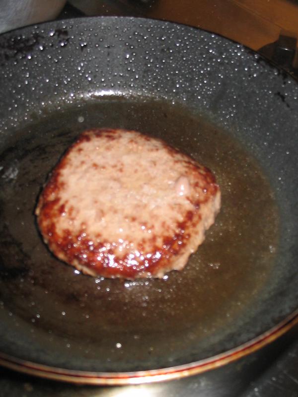 Bœuf, steak haché 5% MG, cuit.