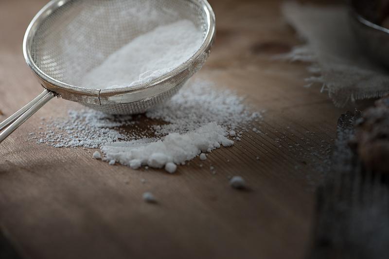 Photo de sucre vanillé dans un tamis.