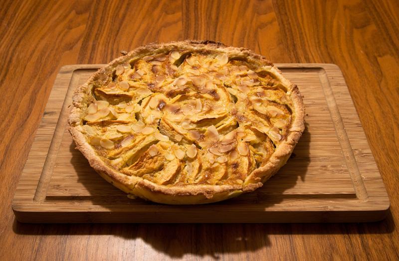 Tarte normande aux pommes (garniture farine, œufs, crème, sucre, calvados)