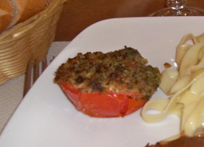 Photo d'une assiette de tomate, pulpe et peau, bouillie/cuite à l'eau, accompagnée de pâtes.