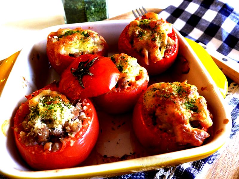 Photo de tomates, pulpe et peau, rôties/cuites au four.
