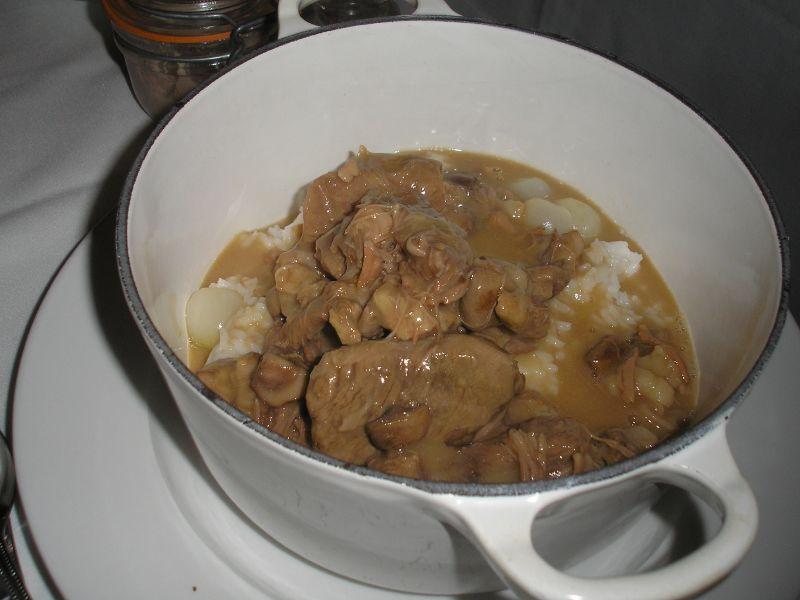 Photo d'un plat de viande de veau cuite (aliment moyen).
