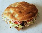  image de l'aliment Sandwich grec ou Kebab, pita, crudités