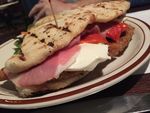  image de l'aliment Sandwich panini, jambon cru, mozzarella, tomates