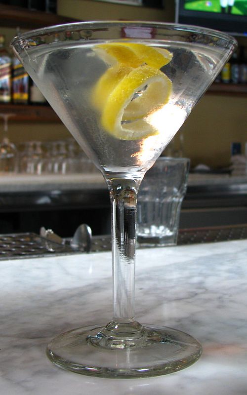 Photo d'un verre de cocktail à la vodka avec le zeste.