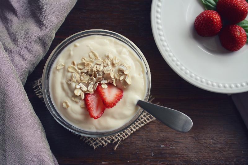 Photo d'un bol de yaourt , lait fermenté ou spécialité laitière, aux fruits, sucré, à la crème.