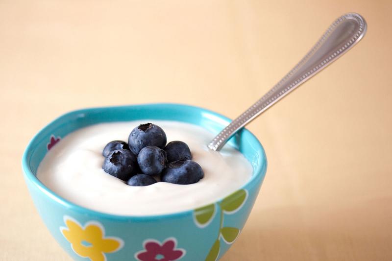 Photo d'un bol de yaourt, lait fermenté ou spécialité laitière, aux fruits, sucré.