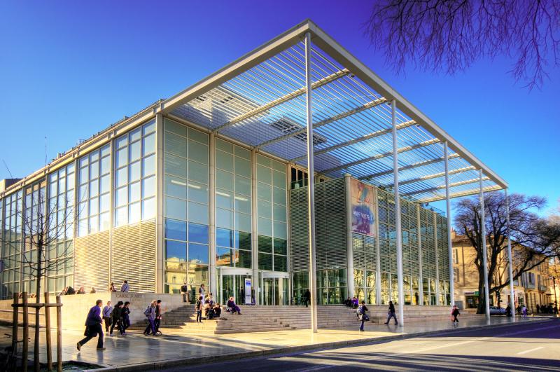  Le Carré d'art est un bâtiment construit à Nîmes par l'architecte britannique Norman Foster. Il est constitué de verre, de béton et d'acier.