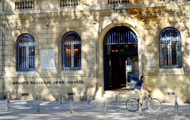 Une grande façade ornée de fenêtres grillagées accueille les visiteurs de ce musée.
