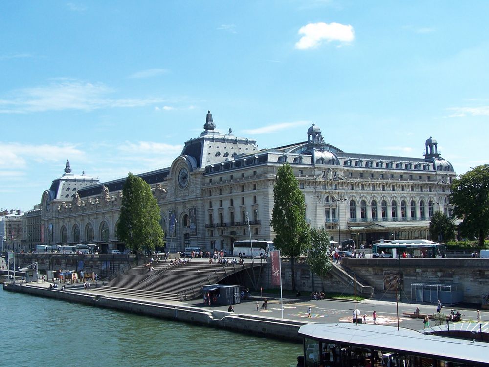 Sur la rive gauche de la Seine, trône un bâtiment massif, qui abrite le Musée d'Orsay.