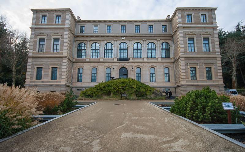   Musée d'Art et d'Industrie.