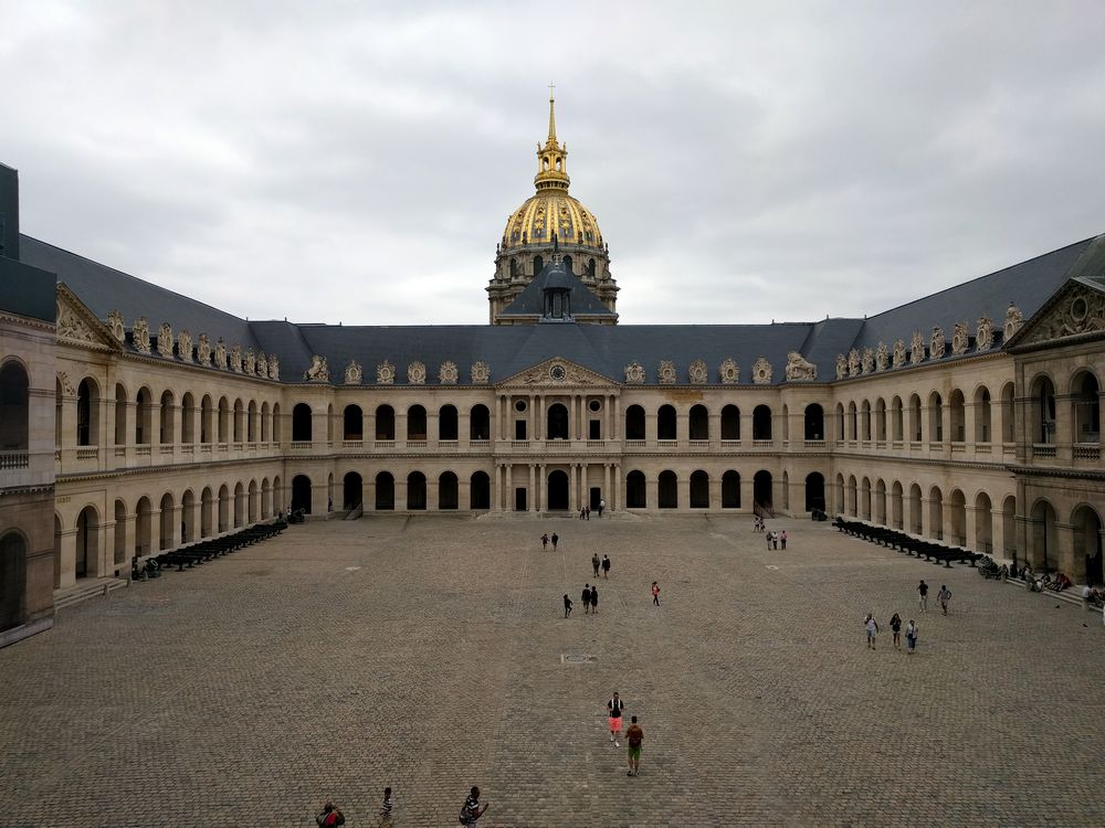 Une immense cour accueille les visiteurs du Musée de l'Armée.
