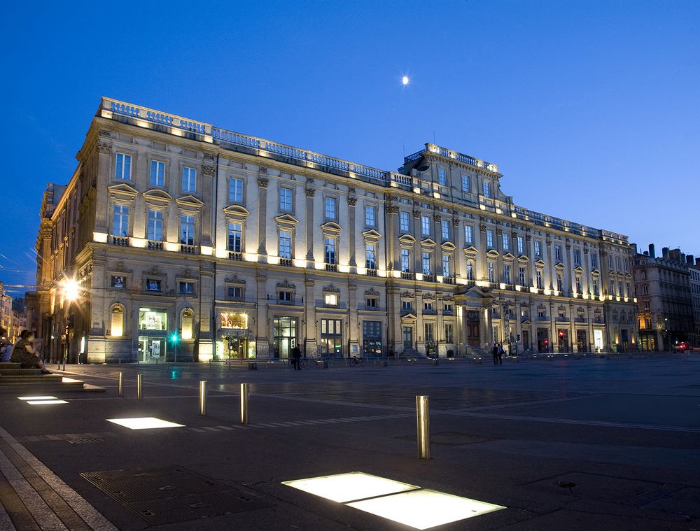 Photo prise de nuit de la façade du musée prise depuis la place des Terreaux.