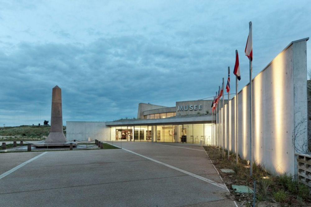 Une façade en aluminium, ainsi qu'une baie vitrée abritent le Musée du débarquement.