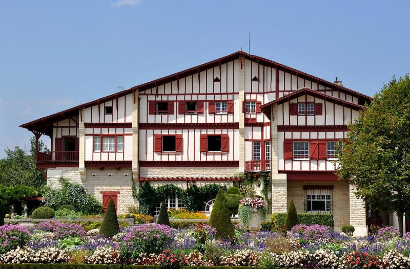   Musée Edmond Rostand.