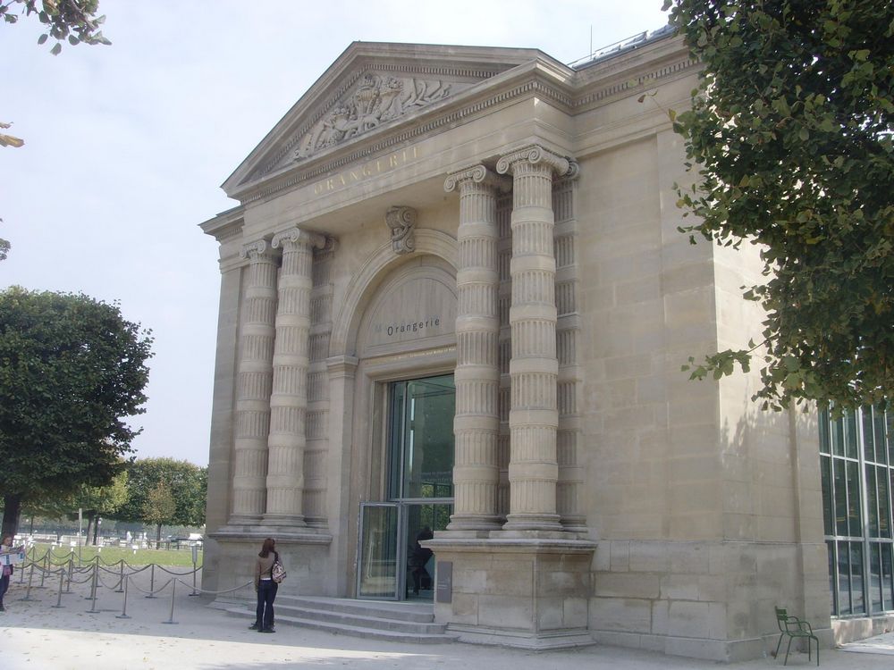 L'entrée du musée est décorée de belles colonnes et d'une porte en verre.